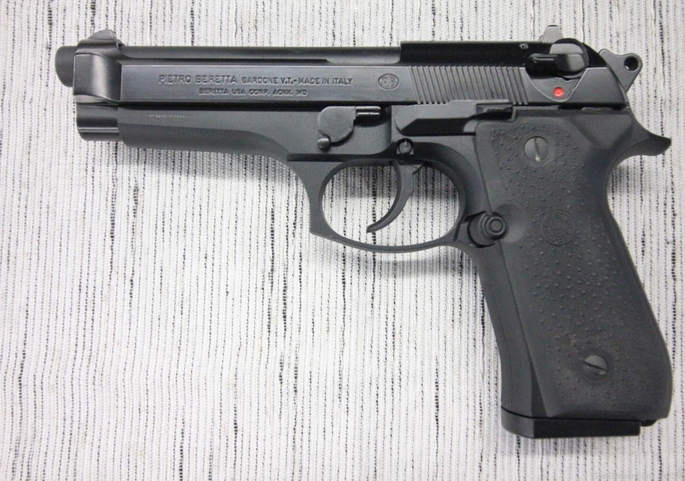 Beretta 92 92FS FS Hogue Grips 9mm 4.9" 30rd 15rd Factory Mags + Case-img-1