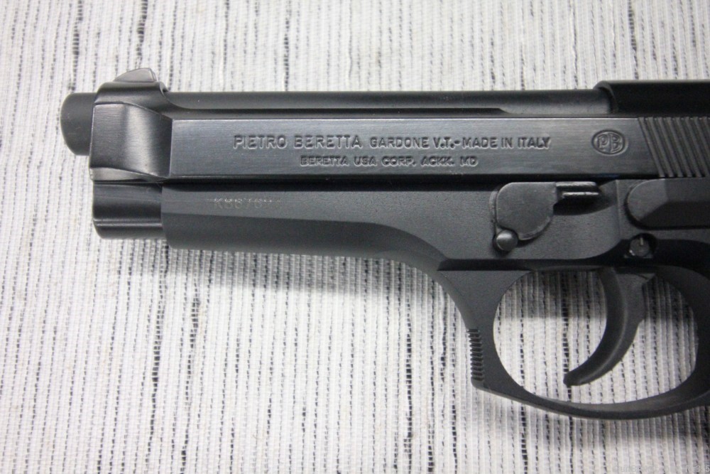 Beretta 92 92FS FS Hogue Grips 9mm 4.9" 30rd 15rd Factory Mags + Case-img-6