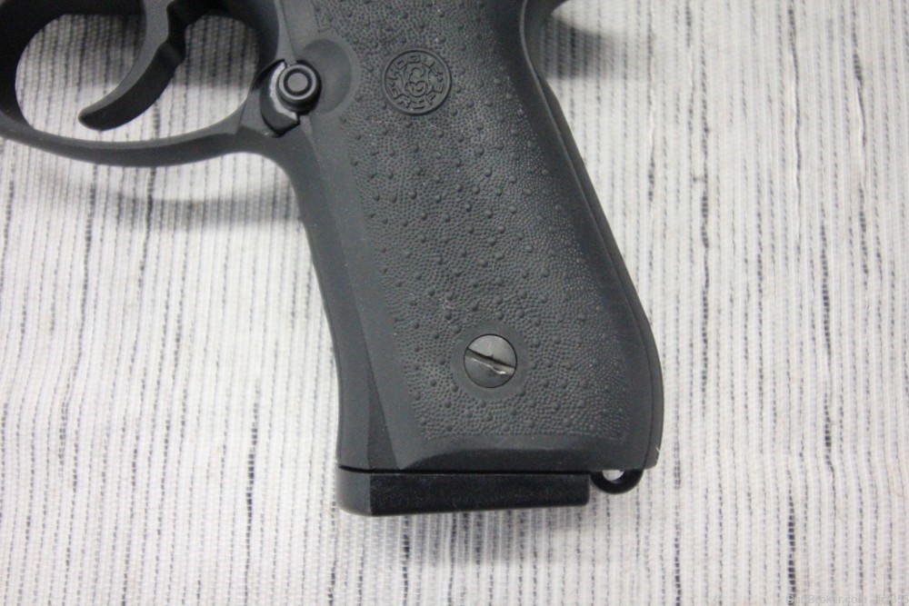 Beretta 92 92FS FS Hogue Grips 9mm 4.9" 30rd 15rd Factory Mags + Case-img-8