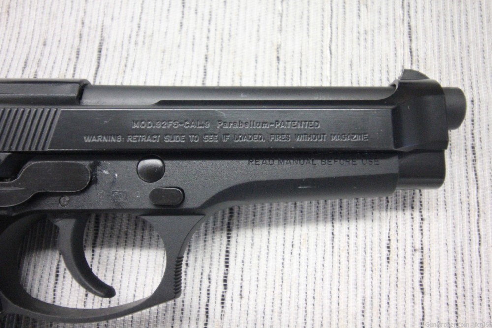 Beretta 92 92FS FS Hogue Grips 9mm 4.9" 30rd 15rd Factory Mags + Case-img-3