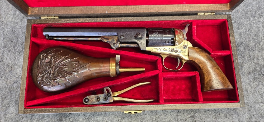 FIE Remington 1858 Army .36 cal Revolver, Powder Flask, Mold | w WOOD CASE-img-1