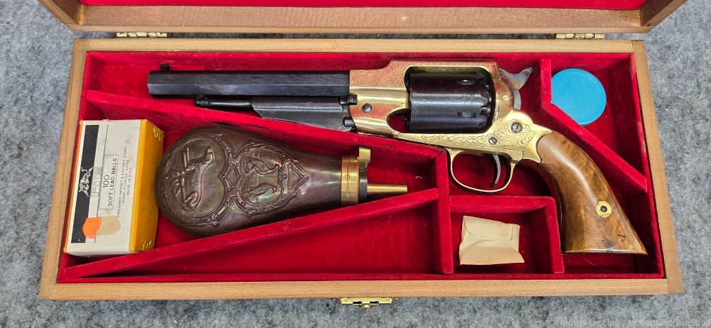 FIE Remington 1858 Army .36 cal 6.5" Revolver | Wood case, flask, balls-img-1