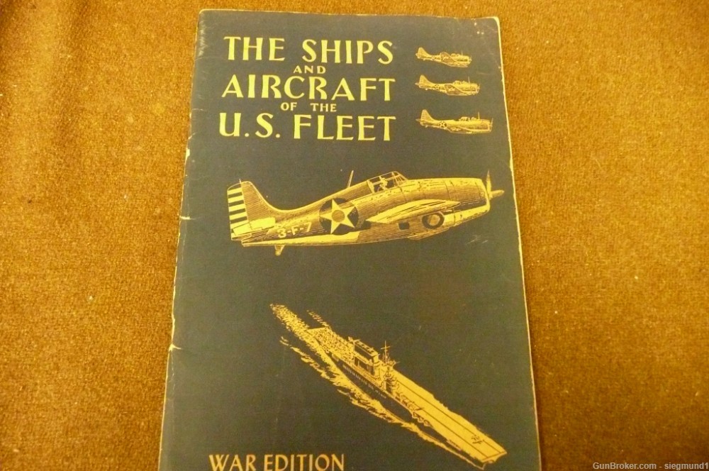 WWII US NAVY Identification pamphlet of Aircraft and Ships, Excellent -img-0