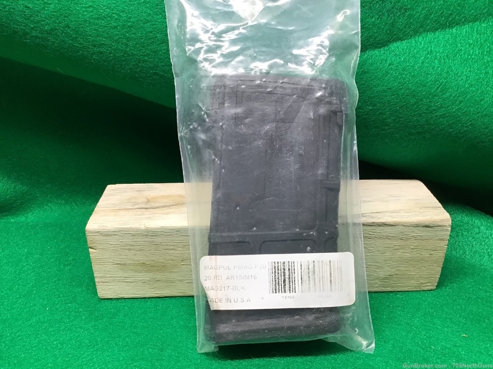 Rare NOS magpul Gen 1 straight 20rd magazine with dust cover-img-0
