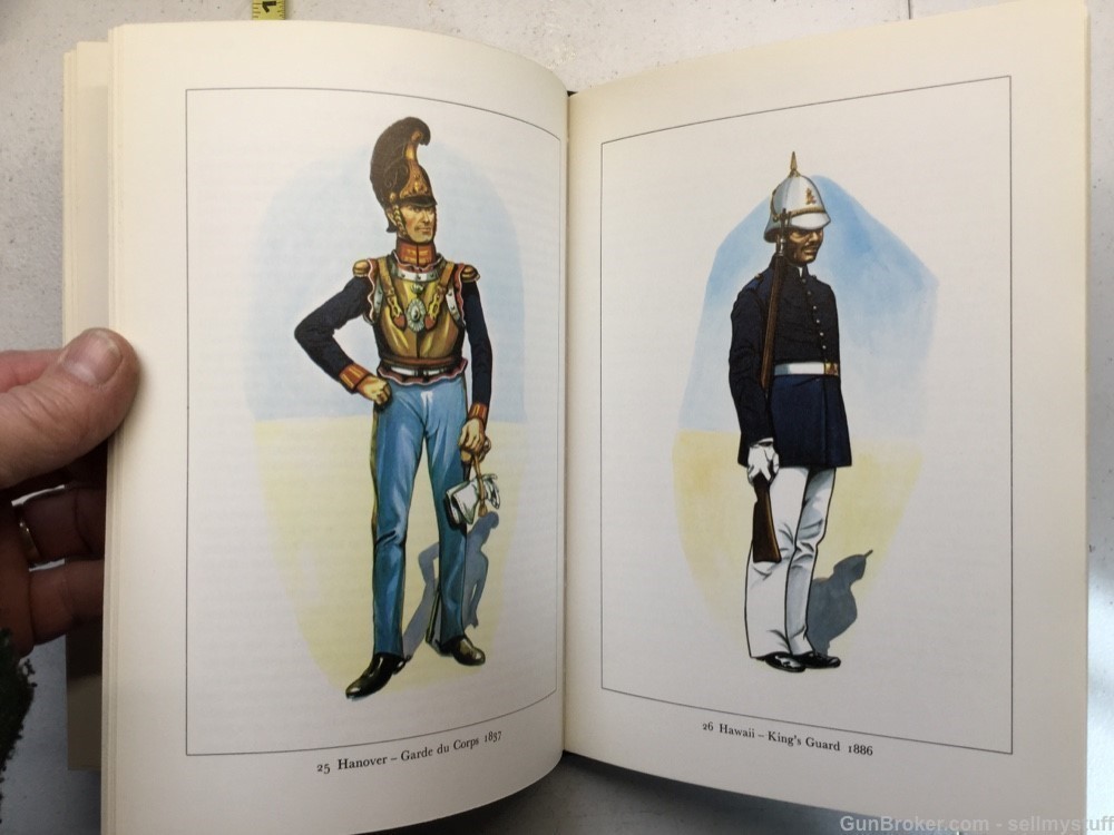 CEREMONIAL UNIFORMS of the WORLD ,Hard Cover-img-8