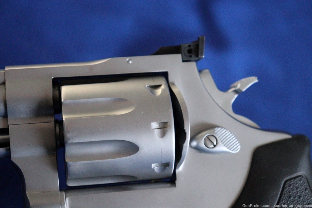 Taurus 608 8 shot ported .357 Magnum Revolver 4" Barrel in excellent-img-2