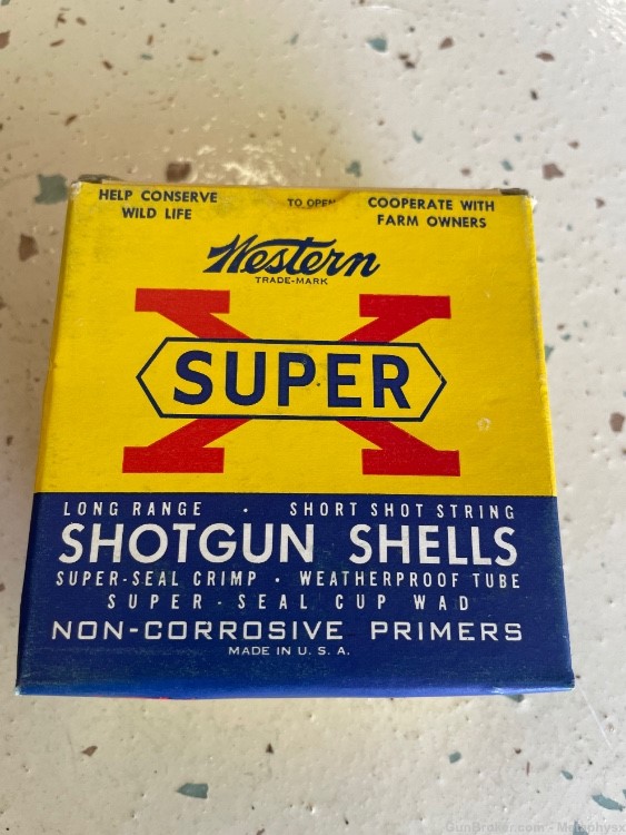 Western SUPER X 12 Gauge Vintage 1951 Shotgun Shell CASE GRIFFIN & HOWE -img-1