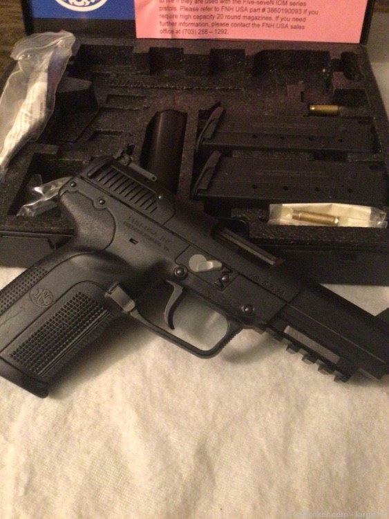 FNH Five SeveN Semi auto pistol in 5.7×28-img-1