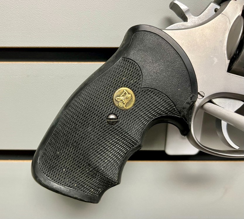 Smith & Wesson 686 in .357 Magnum with Pachmayr Grips - Used-img-3