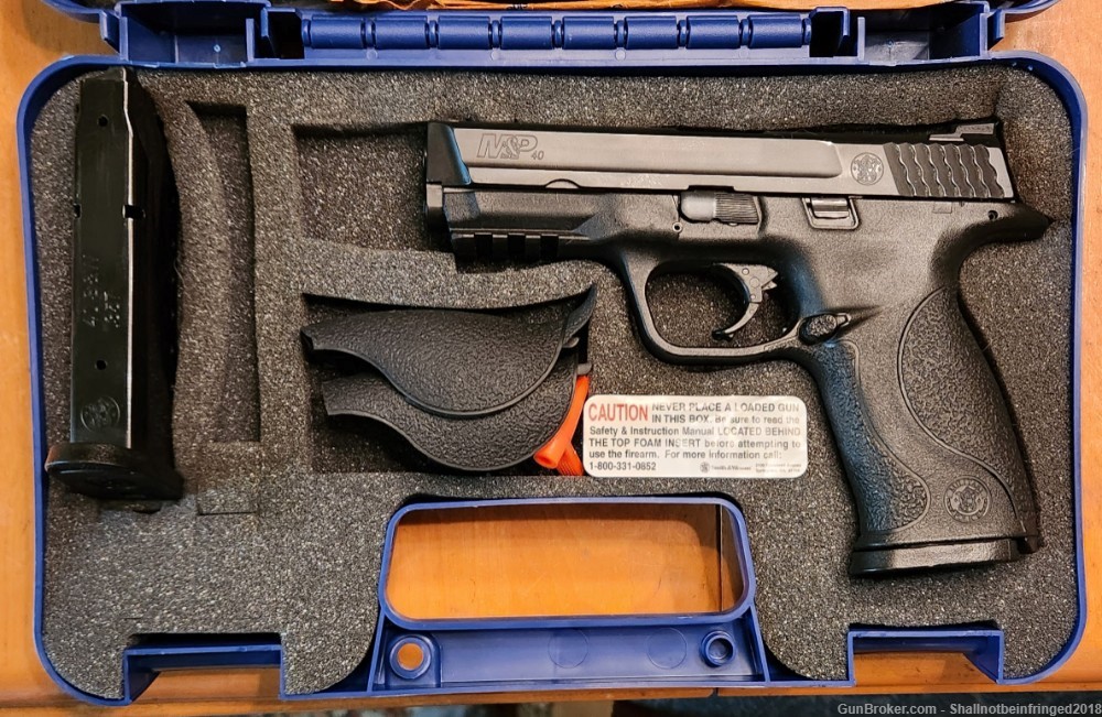 Police Trade S&W M&P40 w/ 2 magazines, case, and 3 backstraps-img-0