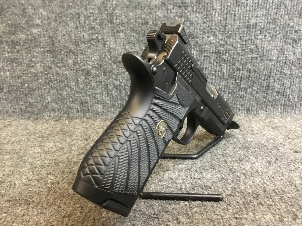 Wilson Combat EDC X9 Pistol 9MM w/ 2x15r mags 4x18r mags, holster, bag-img-5