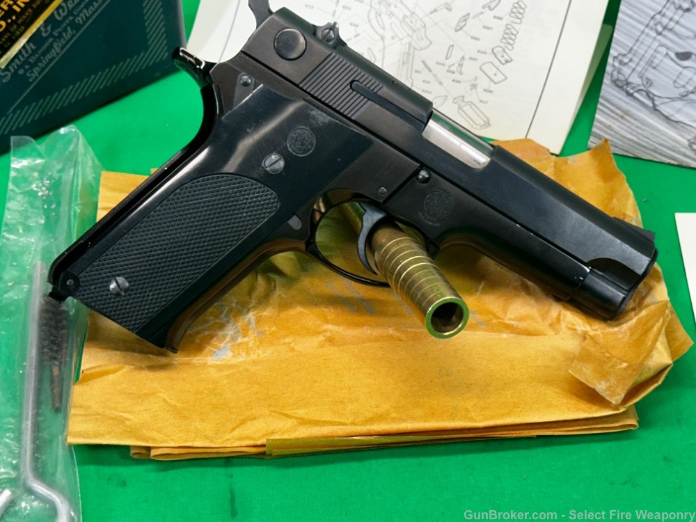 Smith and Wesson Model 59 Blued in Box 9mm 9 2 mags & papers S&W-img-1