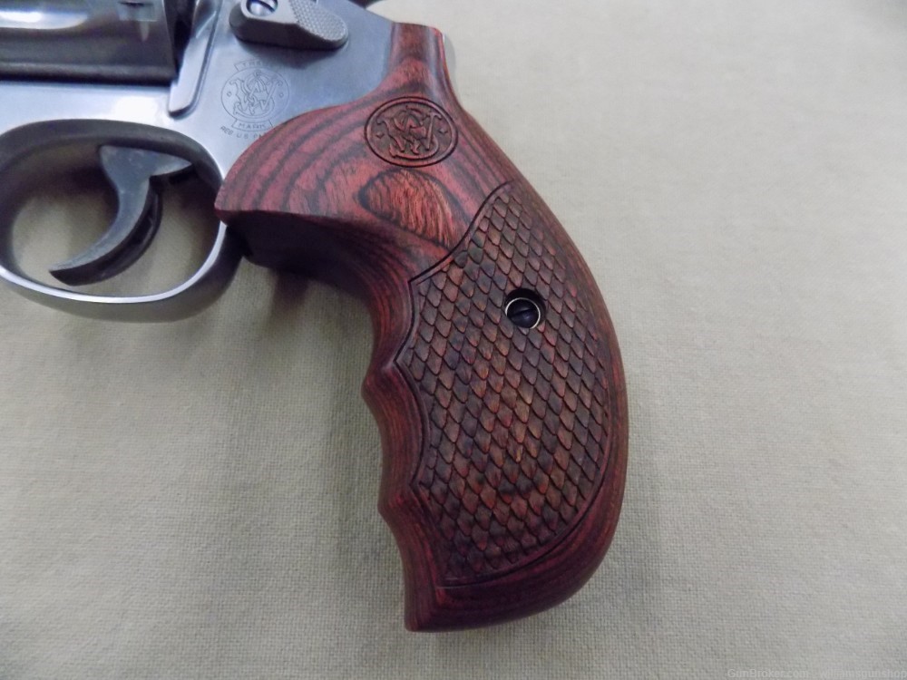 S&W 686 Plus Deluxe, 7 Shot .357 Mag, SS, Rosewood Grips, 3" BBL-img-1