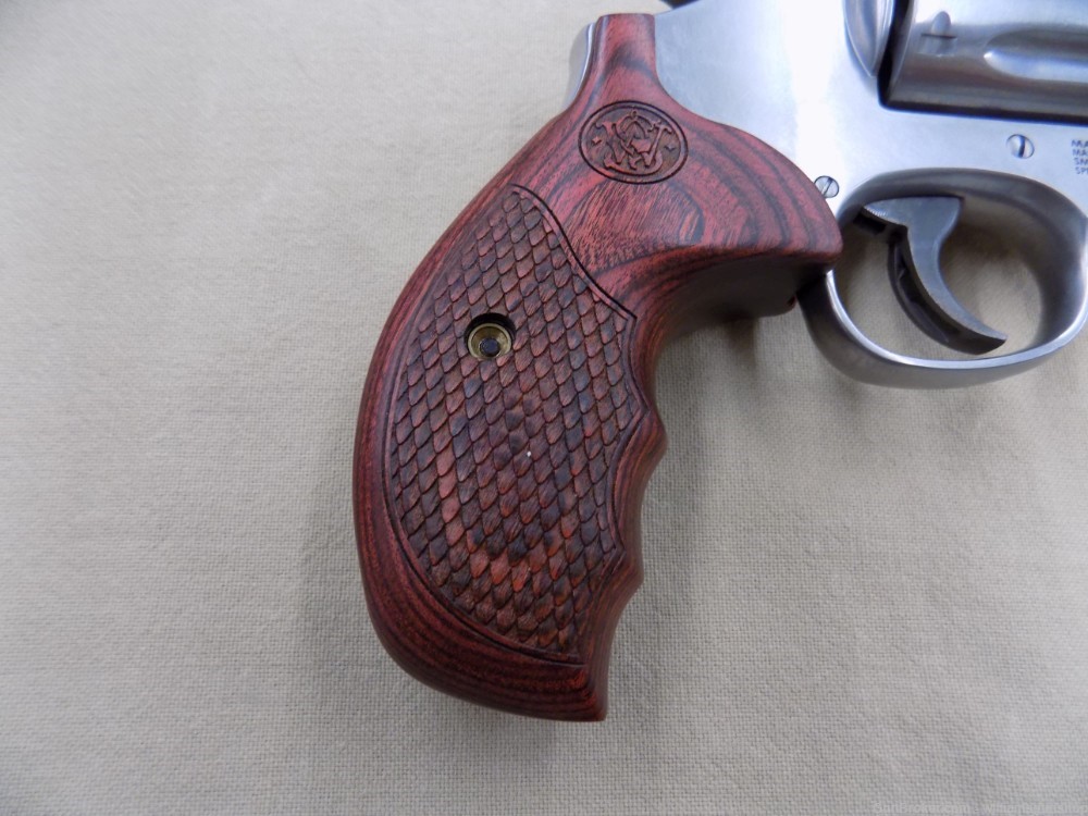 S&W 686 Plus Deluxe, 7 Shot .357 Mag, SS, Rosewood Grips, 3" BBL-img-4