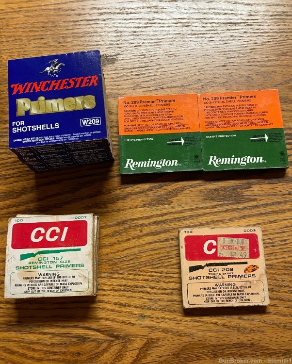 Winchester, Remington, and CCI shotgun primers (1130)-img-0