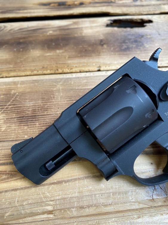 Taurus 856 Revolver.38 SPL *6-Shot* w/ Soft Rubber Grips-img-1