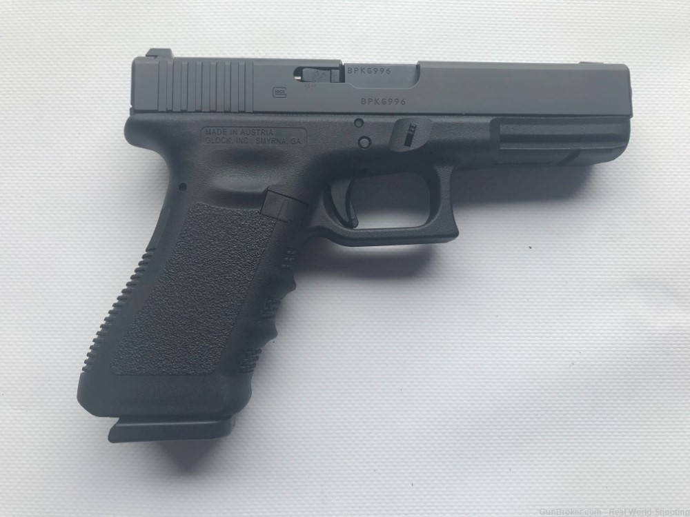 GLOCK 17 GEN 3 9MM WITH NIGHT SIGHTS AND  3 MAGS-img-2