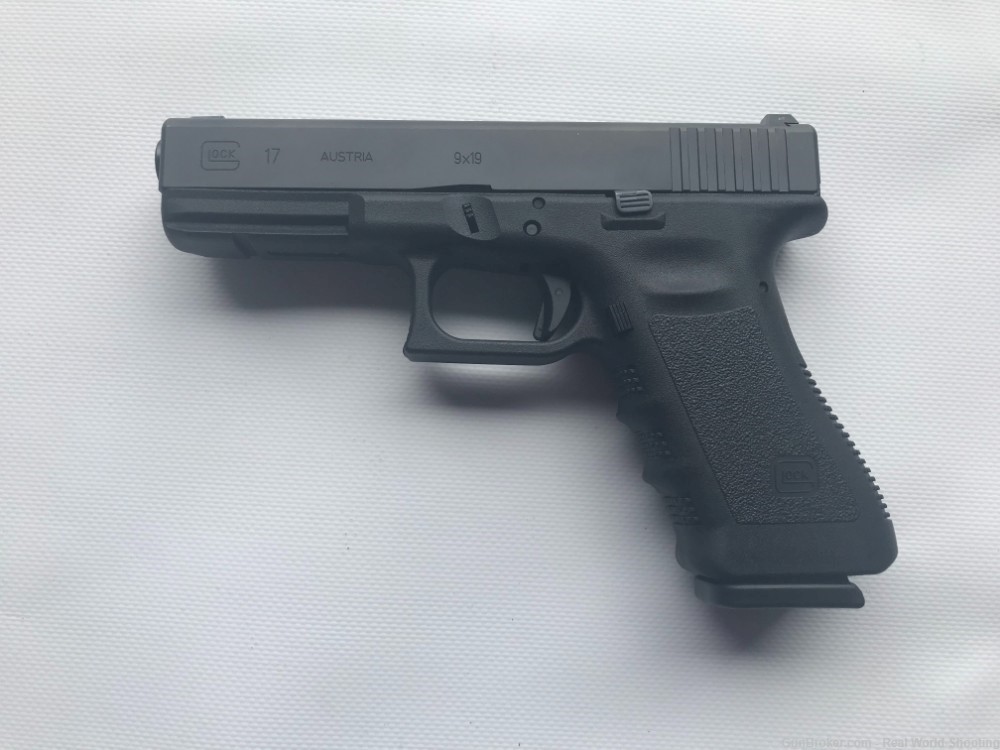 GLOCK 17 GEN 3 9MM WITH NIGHT SIGHTS AND  3 MAGS-img-1