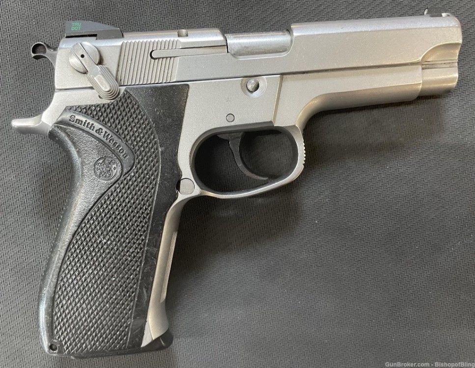 Smith & Wesson 5906 in 9mm with extras!-img-1