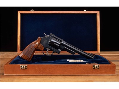 SMITH & WESSON MODEL 29-10 .44MAG, 99%, CASED, ACCS