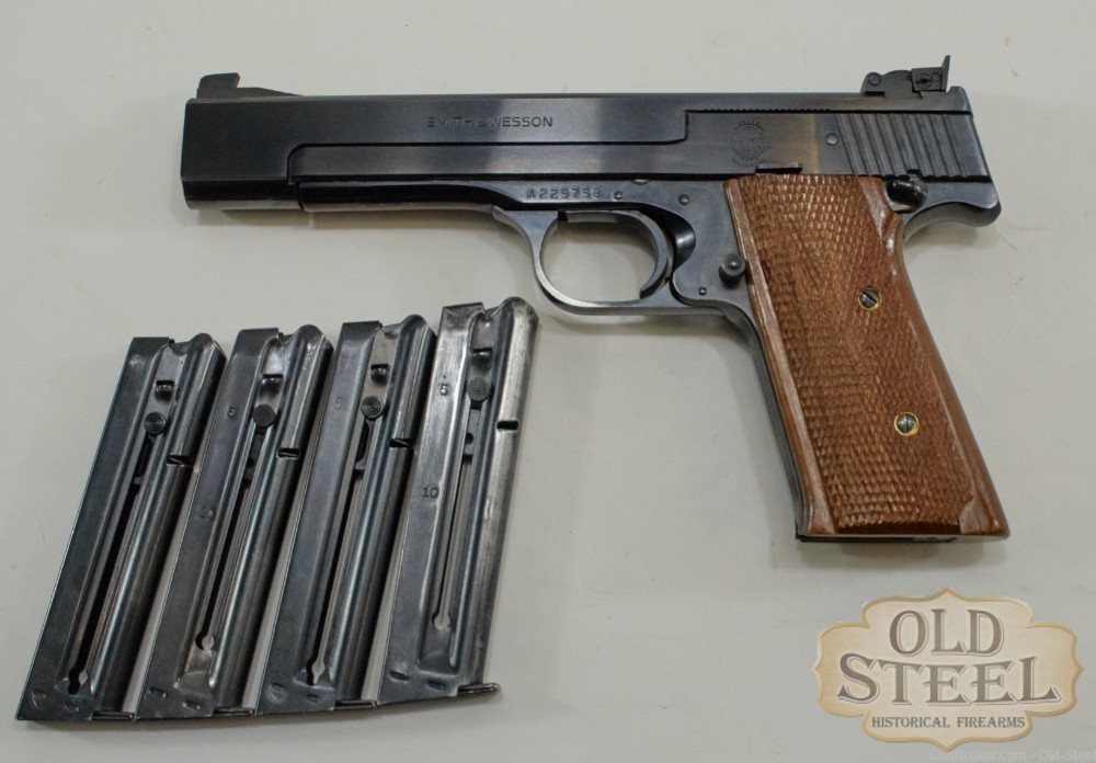 Smith & Wesson Model 41 .22 Cal. Competition pistol w/ 4 magazines-img-12