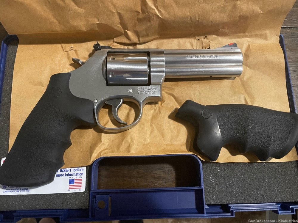 Smith and Wesson Model 686 Plus. 357 magnum 4” barrel, 7 rd capacity-img-5