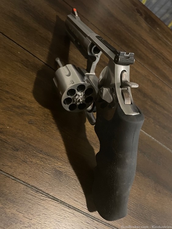 Smith and Wesson Model 686 Plus. 357 magnum 4” barrel, 7 rd capacity-img-4