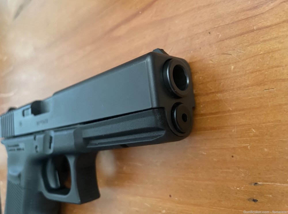 Glock model 20 10mm Gen4 like new, unfired-img-2
