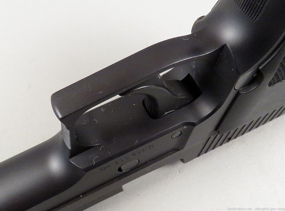 SIG SAUER P226 9MM Semi Auto Pistol with 2 15 Round Magazines VERY NICE-img-33