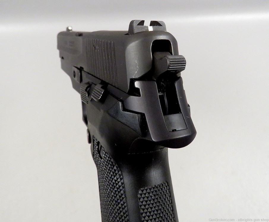 SIG SAUER P226 9MM Semi Auto Pistol with 2 15 Round Magazines VERY NICE-img-20