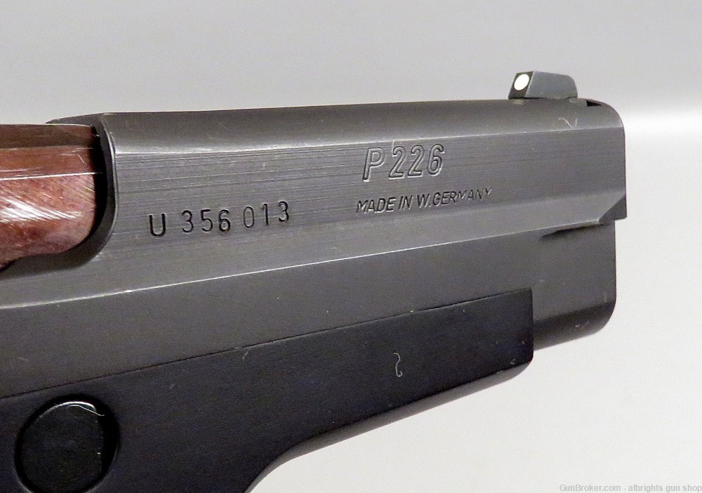 SIG SAUER P226 9MM Semi Auto Pistol with 2 15 Round Magazines VERY NICE-img-22