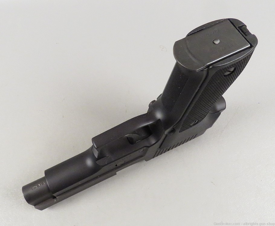 SIG SAUER P226 9MM Semi Auto Pistol with 2 15 Round Magazines VERY NICE-img-31
