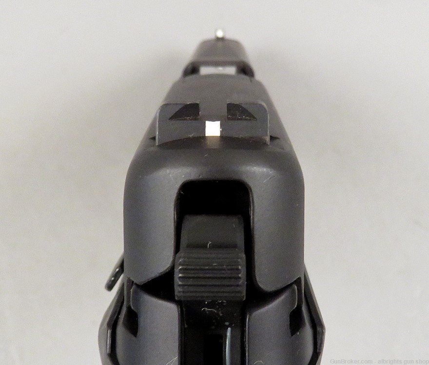 SIG SAUER P226 9MM Semi Auto Pistol with 2 15 Round Magazines VERY NICE-img-26