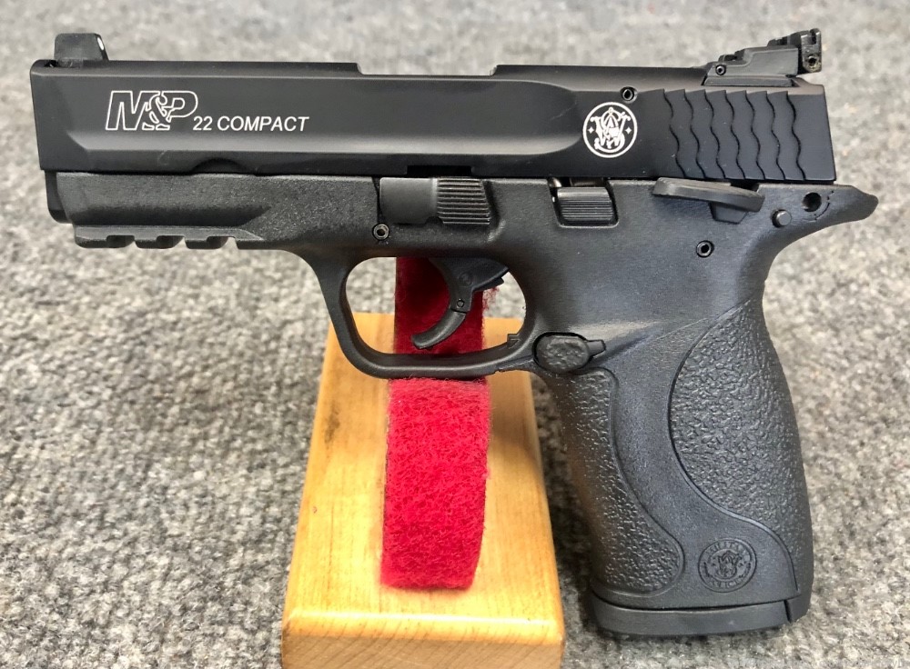 Smith & Wesson M&P22 Compact Pre Owned beautiful with holster box -img-2