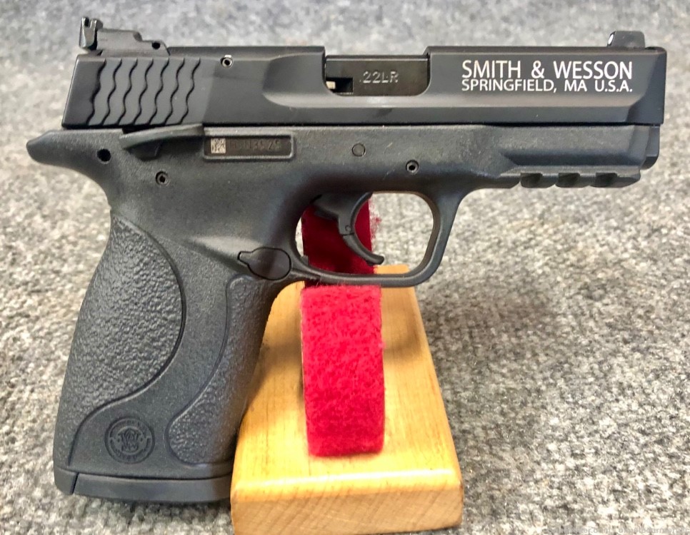 Smith & Wesson M&P22 Compact Pre Owned beautiful with holster box -img-1
