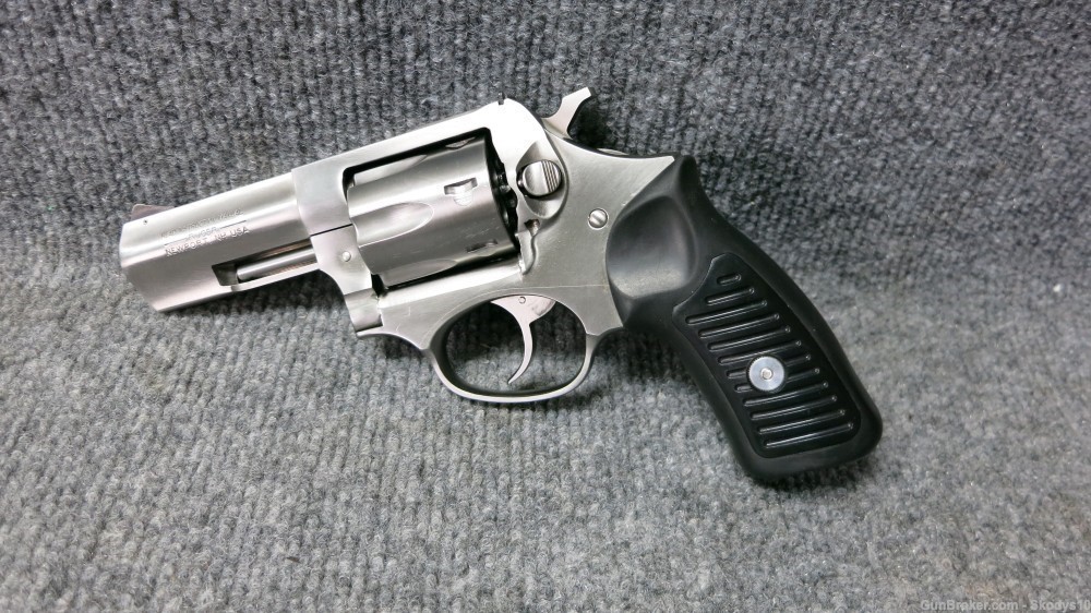 RUGER SP101 .327 FEDERAL MAGNUM, VERY GOOD USED CONDITION WITH BOX. -img-0