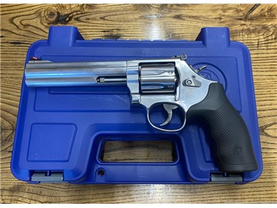 Smith and Wesson 686-6 with Box