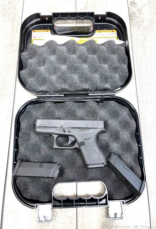GLOCK 42 .380 ACP COMPACT PISTOL GREAT CONDITION-img-2
