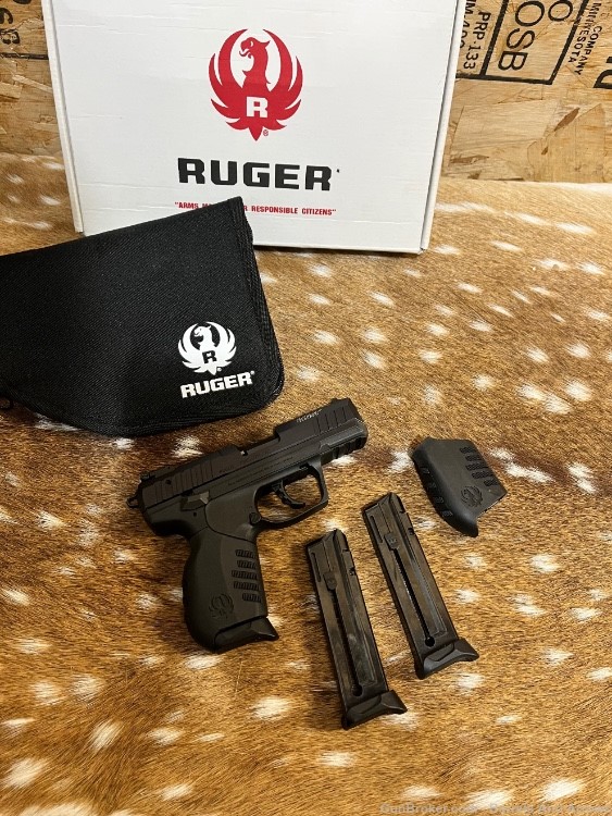Ruger SR22 .22 lr excellent condition In Box with case and 2 mags -img-4