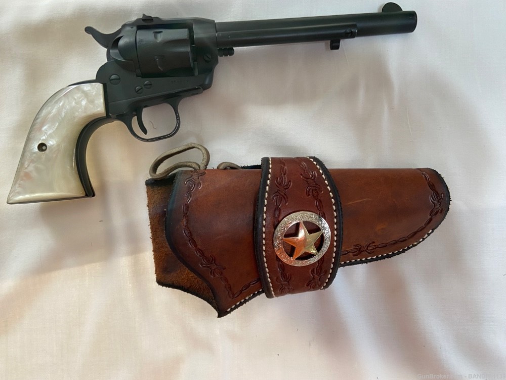RUGER 22LR,  Single Six in Excellent condition, Pearl grips, with Holster -img-2