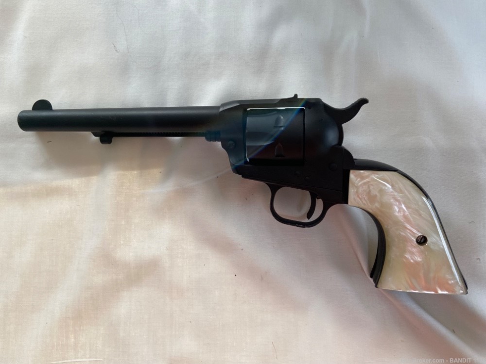 RUGER 22LR,  Single Six in Excellent condition, Pearl grips, with Holster -img-1