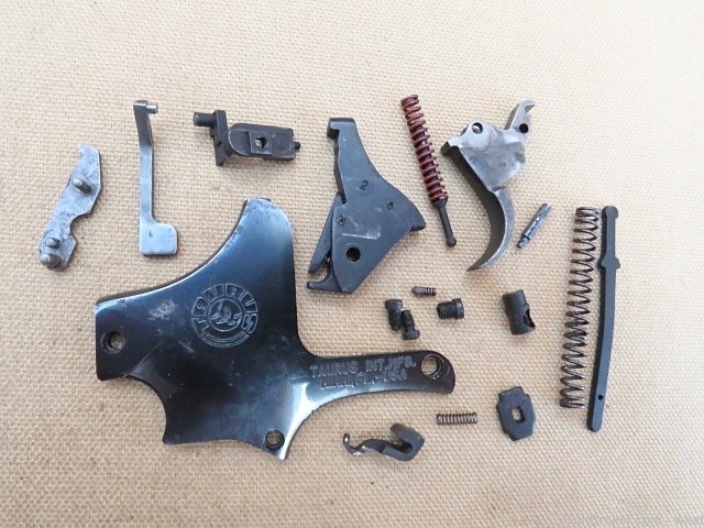 Taurus Model 605 .357 Hammer Trigger Sideplate & Small Assembly Parts DAO-img-0