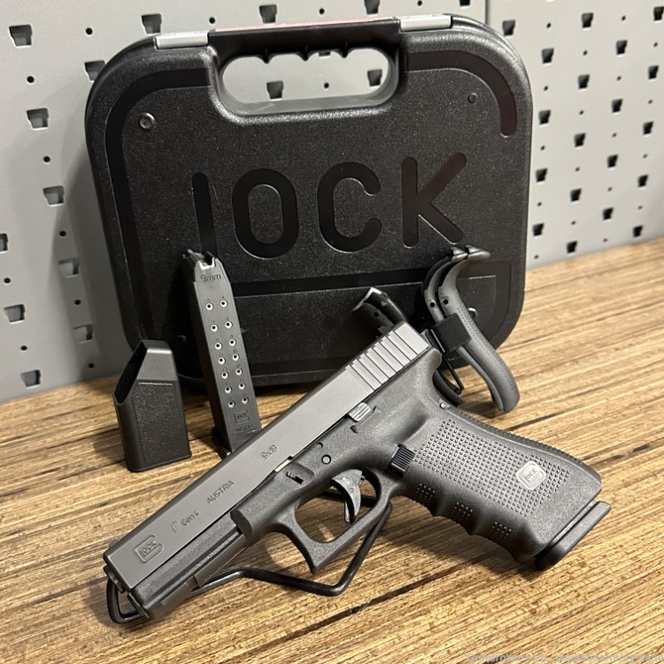 Glock 17 Gen 4 9mm 17rd w/ Box MINT CONDITION! Penny Auction-img-0