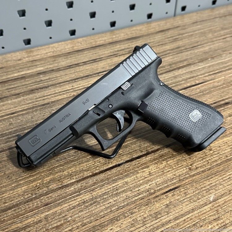 Glock 17 Gen 4 9mm 17rd w/ Box MINT CONDITION! Penny Auction-img-1