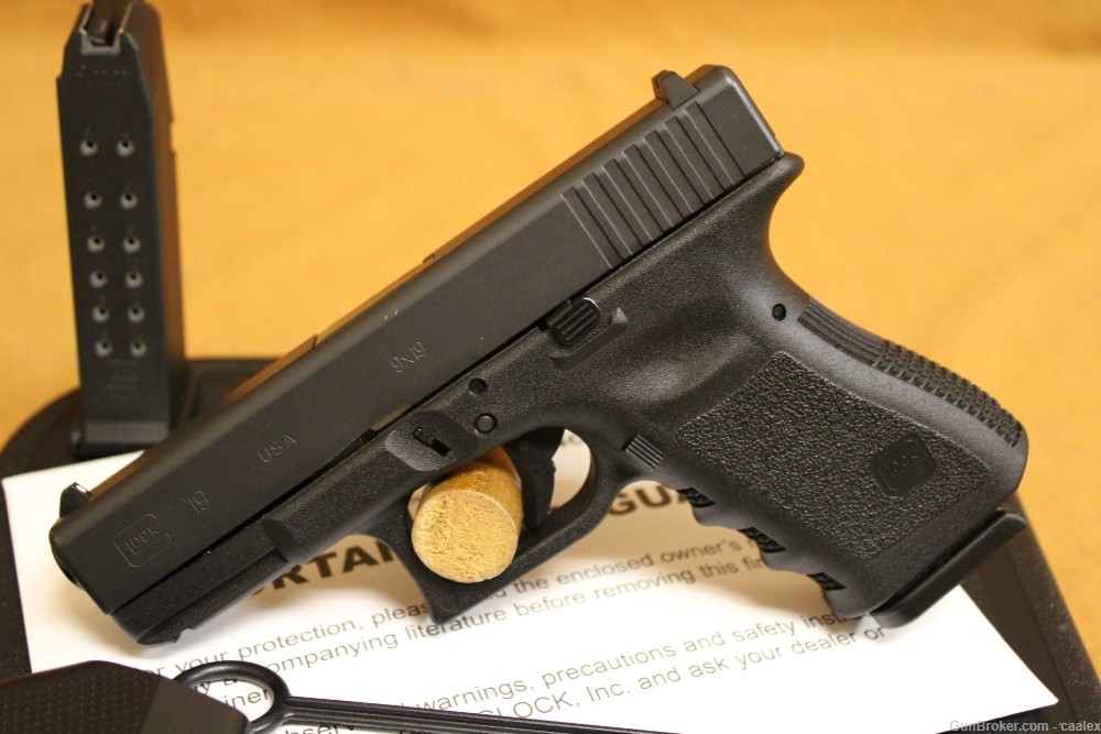 PENNY! Glock 19 Gen 3 w/ Box, 2 Mags (9mm Pistol, 15+1, Black) UI1950203-img-1