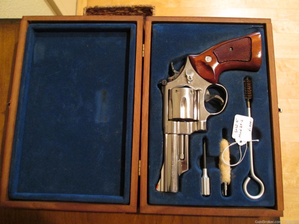 Smith & Wesson Model 29-2  , 4" barrel with presentation box -img-0