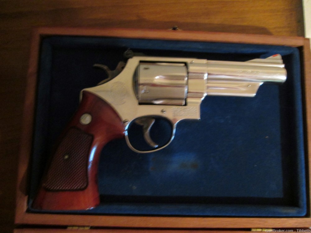 Smith & Wesson Model 29-2  , 4" barrel with presentation box -img-1