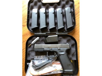 NEW Glock 17 Gen5 Austria 9mm w/6 Mags, Backstraps, Case, FREE SHIPPING!