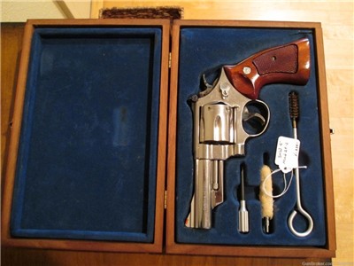 Smith & Wesson Model 29-2  , 4" barrel with presentation box 
