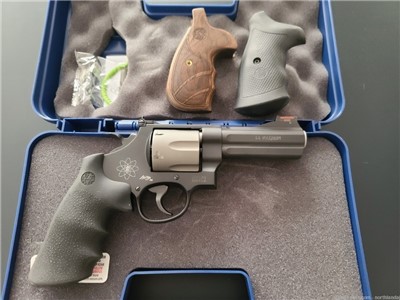 Smith & Wesson 329PD 44 Magnum w/3 Grips